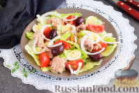 Фото к рецепту: Салат с тунцом, помидорами и оливками