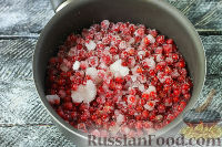 Фото приготовления рецепта: Конфитюр из красной смородины (на зиму) - шаг №4
