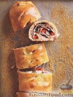 Фото к рецепту: Стромболи (пицца-рулет) с индейкой, ветчиной и сыром