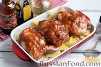 Фото приготовления рецепта: Курица, запеченная в пикантном маринаде, с картофелем - шаг №6