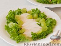 Фото приготовления рецепта: Салат с курицей, виноградом и сыром - шаг №8