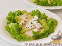 Фото приготовления рецепта: Салат с курицей, виноградом и сыром - шаг №9