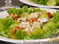 Фото приготовления рецепта: Салат с курицей, виноградом и сыром - шаг №11