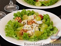 Фото к рецепту: Салат с курицей, виноградом и сыром