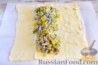 Фото приготовления рецепта: Пирог с луком, консервированной кукурузой и маком - шаг №7
