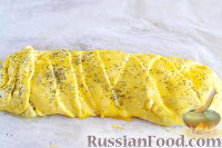 Фото приготовления рецепта: Пирог с луком, консервированной кукурузой и маком - шаг №9