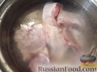 Фото приготовления рецепта: Суп из мяса кролика с макаронными изделиями - шаг №3
