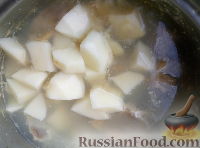 Фото приготовления рецепта: Суп из мяса кролика с макаронными изделиями - шаг №7