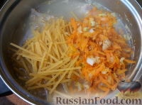 Фото приготовления рецепта: Суп из мяса кролика с макаронными изделиями - шаг №8
