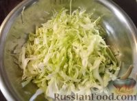 Фото приготовления рецепта: Салат из капусты под соевым соусом - шаг №3