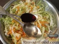 Фото приготовления рецепта: Салат из капусты под соевым соусом - шаг №7