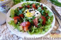 Фото к рецепту: Овощной салат с авокадо и яйцом пашот