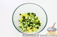 Фото приготовления рецепта: Салат с языком, овощами и яблоком - шаг №5