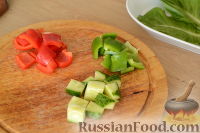 Фото приготовления рецепта: Канапе с сыром, оливками и овощами (на шпажках) - шаг №2
