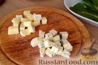 Фото приготовления рецепта: Канапе с сыром, оливками и овощами (на шпажках) - шаг №3