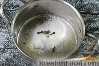Фото приготовления рецепта: Консервированные огурцы с черной смородиной (на зиму) - шаг №5