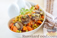 Фото к рецепту: Теплый салат из грибов, моркови и горошка