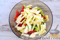 Фото приготовления рецепта: Куриный салат с яблоком и болгарским перцем - шаг №6