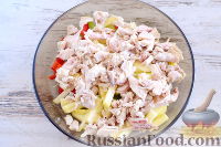 Фото приготовления рецепта: Куриный салат с яблоком и болгарским перцем - шаг №8