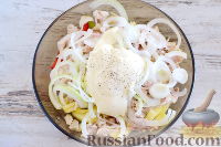 Фото приготовления рецепта: Куриный салат с яблоком и болгарским перцем - шаг №9