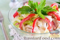 Фото приготовления рецепта: Куриный салат с яблоком и болгарским перцем - шаг №10