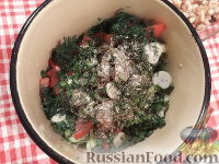 Фото приготовления рецепта: Овощной салат с брынзой и сухариками - шаг №10