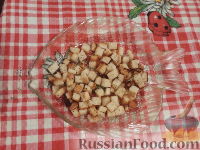 Фото приготовления рецепта: Овощной салат с брынзой и сухариками - шаг №4