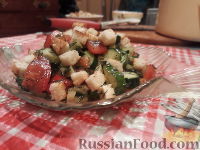 Фото приготовления рецепта: Овощной салат с брынзой и сухариками - шаг №11