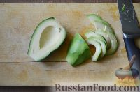Фото приготовления рецепта: Салат "Север-Юг" с сельдью, авокадо и моцареллой - шаг №5