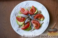 Фото приготовления рецепта: Салат "Север-Юг" с сельдью, авокадо и моцареллой - шаг №8