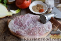 Фото приготовления рецепта: Свиные стейки с сыром, помидорами и луком (в духовке) - шаг №2