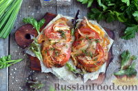 Фото приготовления рецепта: Свиные стейки с сыром, помидорами и луком (в духовке) - шаг №10