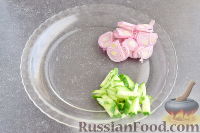Фото приготовления рецепта: Салат "Радуга" с морской капустой и крабовыми палочками - шаг №3