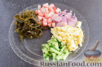 Фото приготовления рецепта: Салат "Радуга" с морской капустой и крабовыми палочками - шаг №5