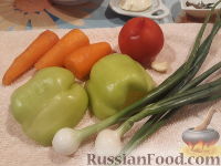 Фото приготовления рецепта: Салат с морковью, перцем и помидором - шаг №2