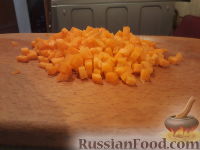 Фото приготовления рецепта: Салат с морковью, перцем и помидором - шаг №3