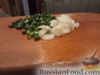 Фото приготовления рецепта: Салат с морковью, перцем и помидором - шаг №5