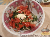 Фото приготовления рецепта: Салат с морковью, перцем и помидором - шаг №8