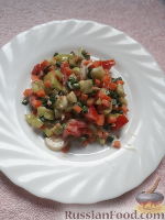 Фото приготовления рецепта: Салат с морковью, перцем и помидором - шаг №9