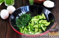 Фото приготовления рецепта: Салат с мидиями и огурцом - шаг №4