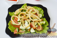 Фото приготовления рецепта: Салат с кальмарами, овощами и красной икрой - шаг №12