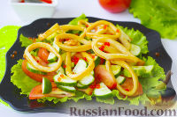 Фото приготовления рецепта: Салат с кальмарами, овощами и красной икрой - шаг №14