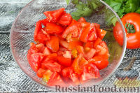 Фото приготовления рецепта: Салат "Минутка" из помидоров, сыра и сухариков - шаг №2