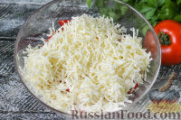 Фото приготовления рецепта: Салат "Минутка" из помидоров, сыра и сухариков - шаг №3