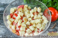 Фото приготовления рецепта: Салат "Минутка" из помидоров, сыра и сухариков - шаг №5