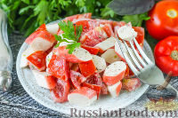 Фото к рецепту: Салат с крабовыми палочками, помидорами и чесноком