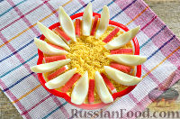 Фото приготовления рецепта: Салат на день рождения, с крабовыми палочками и яблоком - шаг №9