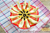 Фото приготовления рецепта: Салат на день рождения, с крабовыми палочками и яблоком - шаг №10
