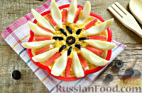 Фото приготовления рецепта: Салат на день рождения, с крабовыми палочками и яблоком - шаг №11