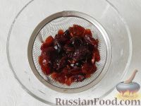 Фото приготовления рецепта: Сладкий фруктовый салат с шоколадным соусом - шаг №4